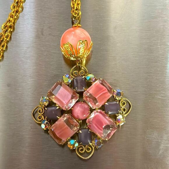 Source Unknown Jewelry - Gold ToneNecklace with Stunning Pendant